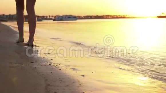 美丽的女孩沿着海滨漫步高清高清视频的预览图