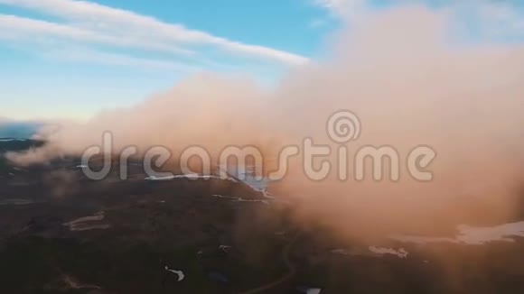 从云层中飞到山上美丽的飞行穿过云层山脉视频的预览图