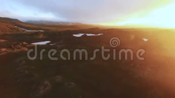 空中观景台飞过青翠的山谷在山上日落乘车游客视频的预览图