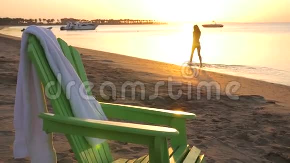 一个快乐的女孩在海边闲逛高清高清视频的预览图