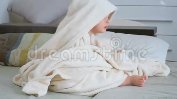可爱的学步男孩洗澡后用毛巾覆盖视频的预览图