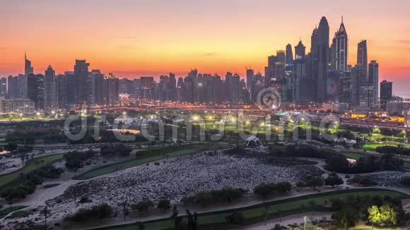 迪拜码头摩天大楼和高尔夫球场日夜兼程迪拜阿拉伯联合酋长国视频的预览图