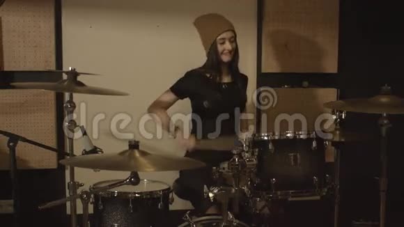 女鼓手在录音室打鼓视频的预览图