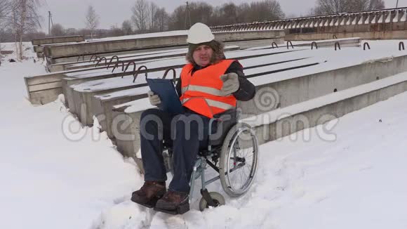 坐轮椅说话的残疾工人视频的预览图