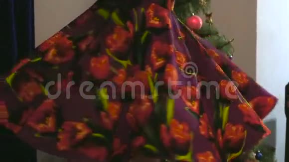 穿着紫色裙子的女孩在圣诞树附近的漩涡中视频的预览图