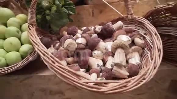 柳条篮子里的蘑菇牛肝菌视频的预览图