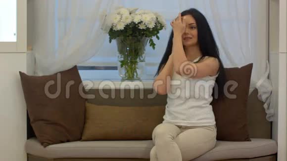 美女在沙发上轻松地讲手机视频的预览图