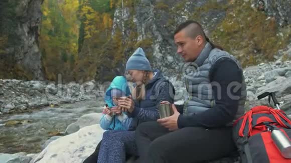 在山河附近休息喝热水家庭旅行人的环境由山河溪视频的预览图