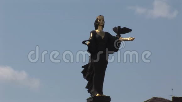保加利亚首都索菲亚市中心圣索非亚雕像视频的预览图