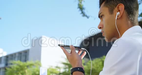 男子在4k街上行走时用手机说话视频的预览图
