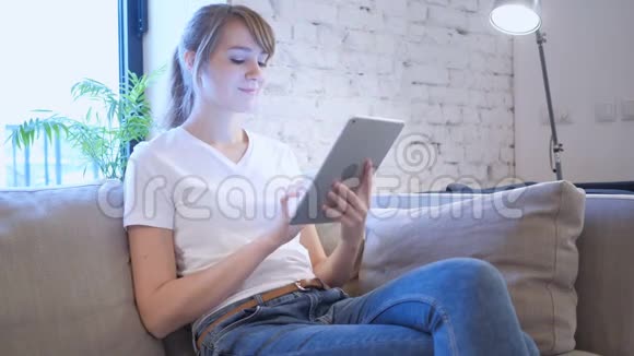 女性在卧室使用平板电脑的成功反应视频的预览图