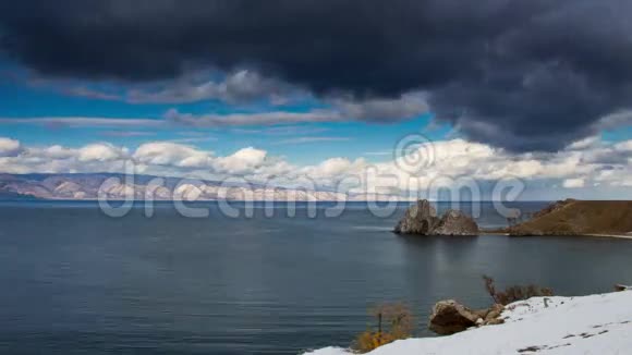 贝加尔湖景观壮丽的景色蓝天雷云时间流逝视频的预览图