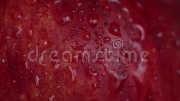 红色苹果上泼水的特写视频的预览图