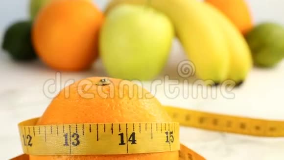 新鲜的柑橘类水果旋转视频镜头的概念健康饮食一个旋转的熟橙裹着一厘米视频的预览图