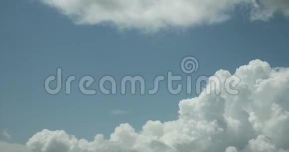 天空中雨云爆炸的抽象背景视频的预览图