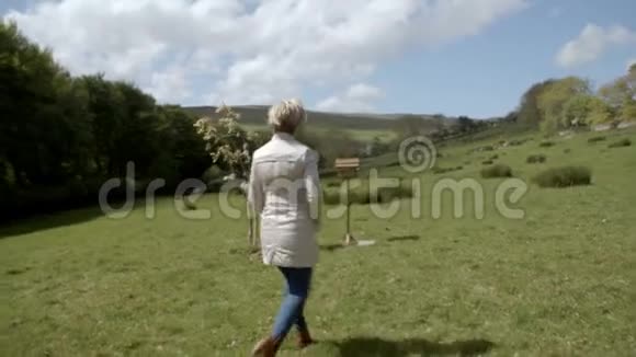 女人在自然景观中行走视频的预览图