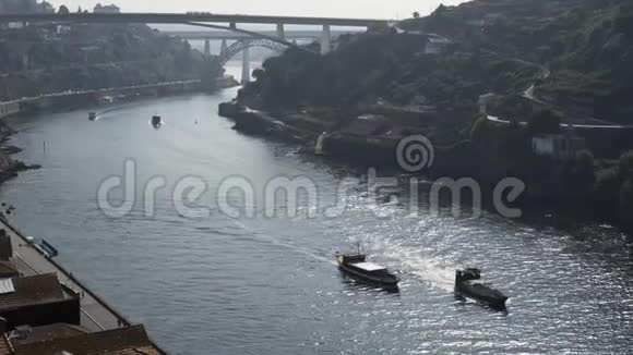 多罗河上的浮船视频的预览图