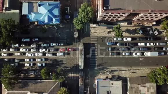 俄罗斯克拉斯诺达尔市中心屋顶和街道的抽象无人机镜头视频的预览图