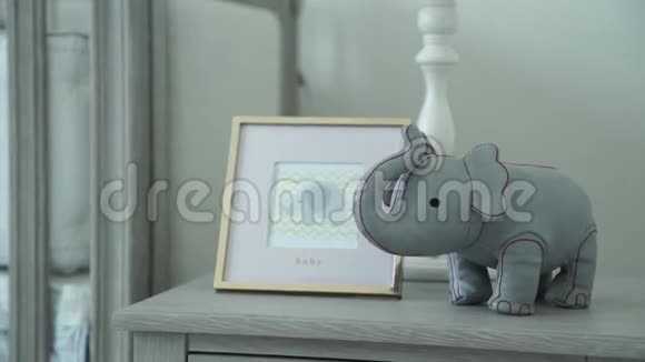 梳妆台上的小装饰玩具大象视频的预览图