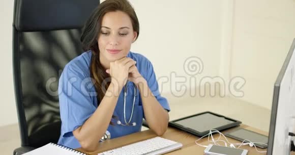 穿着手术服的医护人员坐在电脑前视频的预览图