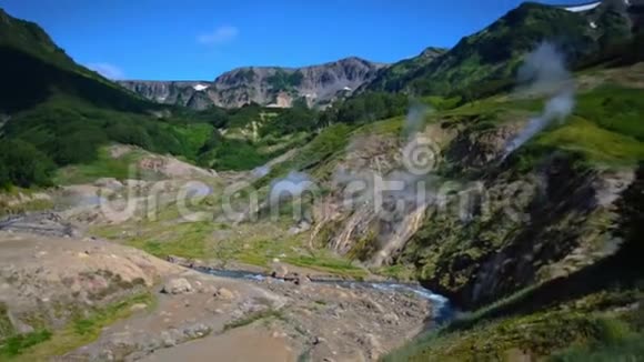 间歇泉谷堪察加半岛旅游旺季克罗诺茨基自然保护区夏季股票录像视频的预览图