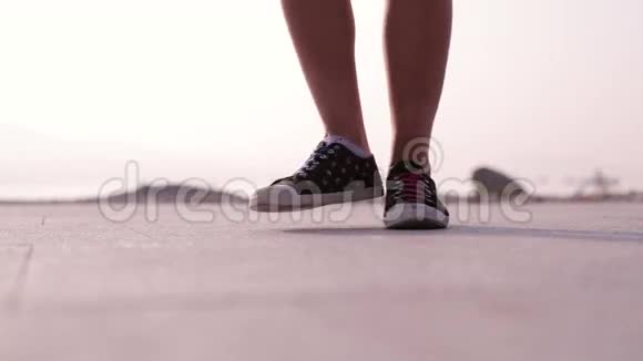 穿运动鞋跳脚的特写镜头视频的预览图