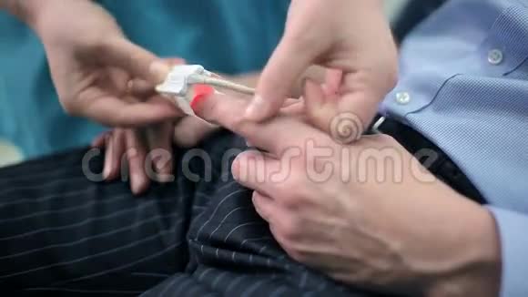 医生给病人取血前兆和脉搏视频的预览图