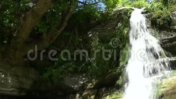 倾斜瀑布在马里塔索斯希腊视频的预览图