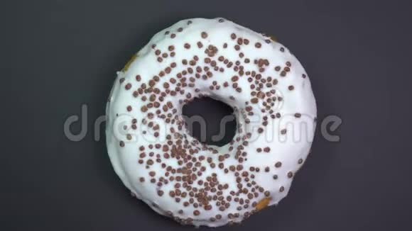 美味新鲜的甜甜圈特写镜头旋转在黑色背景视频的预览图