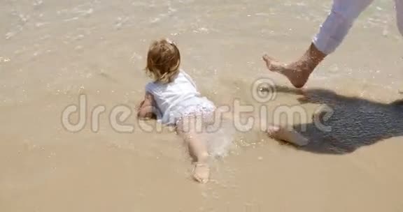 在海浪中划桨的小女孩视频的预览图