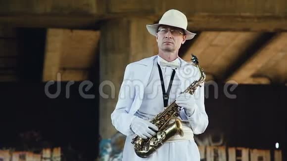 戴着白色帽子和白色外套手里拿着萨克斯管的萨克斯演奏家视频的预览图
