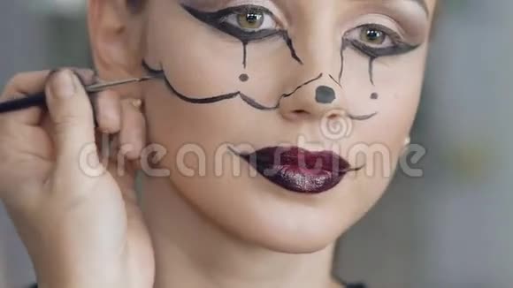 化妆师制作女孩万圣节的老鼠图片视频的预览图