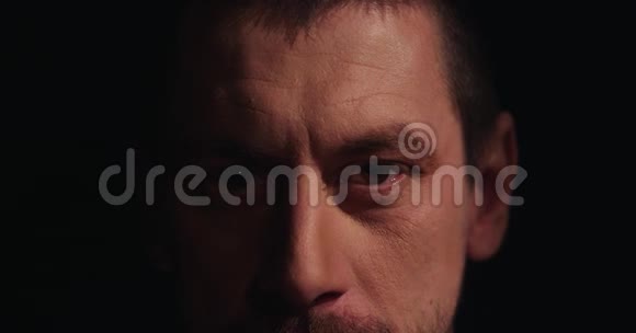 白种人无胡子的黑发皱纹男人眼睛的肖像视频的预览图