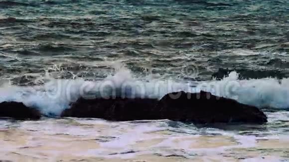 海浪冲击着岩石视频的预览图