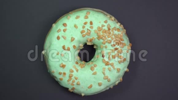 美味新鲜的甜甜圈特写镜头旋转在黑色背景视频的预览图