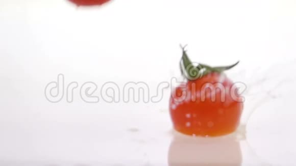 几个熟番茄正落在桌子上视频的预览图