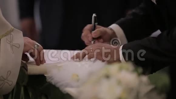 婚礼结束后新郎新娘在教堂里签名视频的预览图