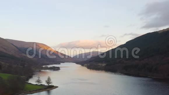 在洛蒙德湖和苏格兰的特罗斯克斯国家公园飞越洛奇沃勒视频的预览图