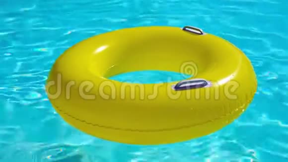 游泳池有一个明亮的黄色充气环视频的预览图