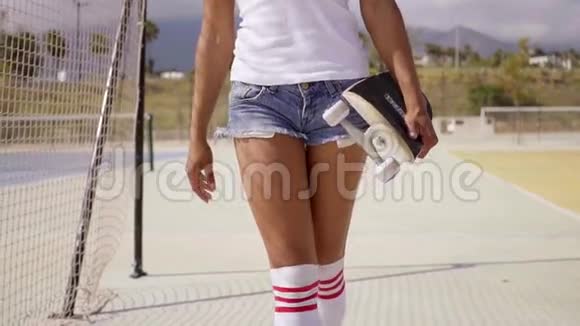 下半身女溜冰者穿短裤视频的预览图