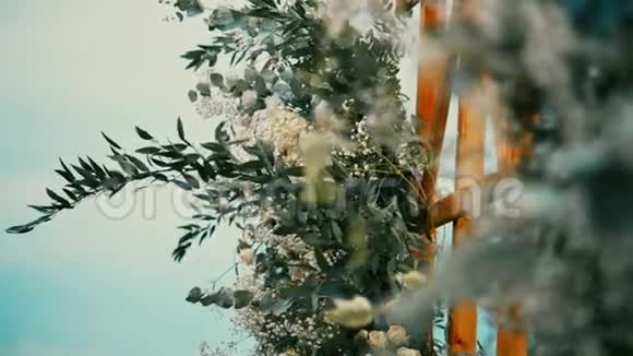 白色的花和柔软的绿叶装饰着木板视频的预览图