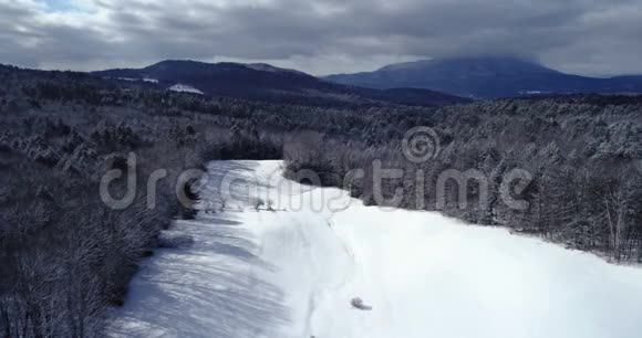 在新英格兰日出时飞越神奇的雪覆盖景观视频的预览图