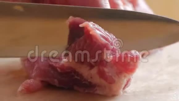 厨师用刀切生肉视频的预览图