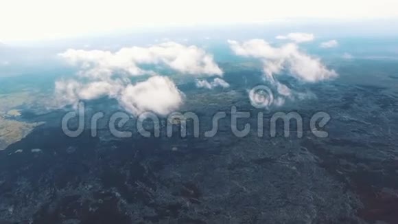 直升机上最高的航班最高的飞行飞越云层之上的陆地俄罗斯视频的预览图
