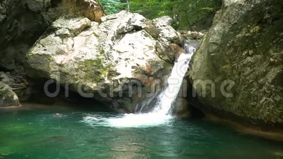 克里米亚慢动作山区河流上的瀑布视频的预览图