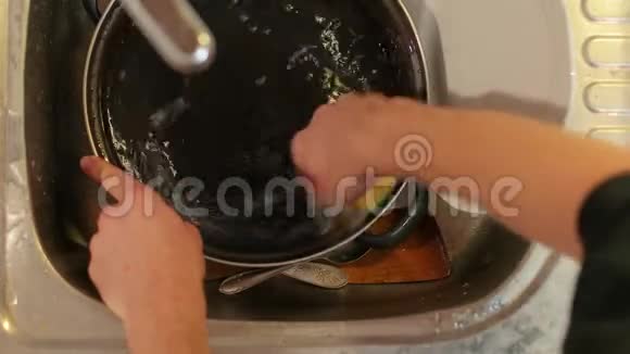 在水槽里洗碗视频的预览图