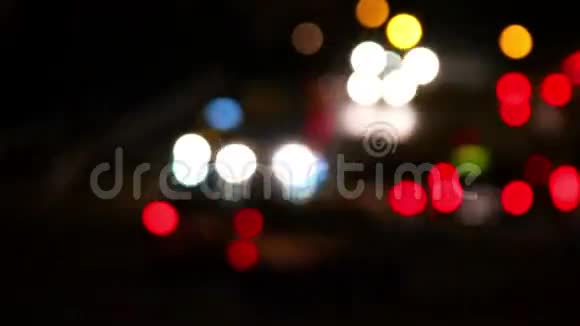 夜间交通延时模糊的车灯在移动视频的预览图