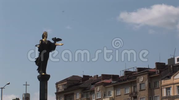 保加利亚首都索菲亚市中心圣索非亚雕像视频的预览图