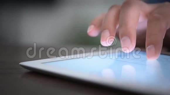 现代数码平板电脑手触屏幕视频的预览图