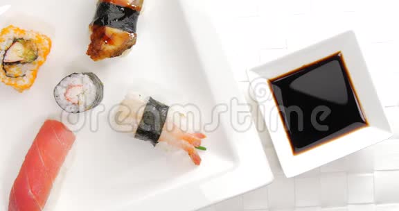 在酱油里蘸虾寿司视频的预览图